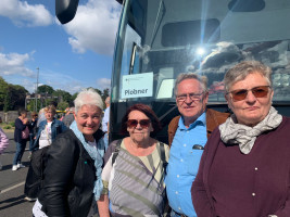 Antje, Inge, Klaus, Martina vor dem Bus
