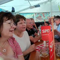 Claudia Hälter mit Gästen, u. a. Altbürgermeister Fritz Körber
