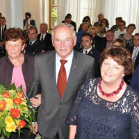 Fritz Körber zwischen Ehefrau und Bürgermeisterin